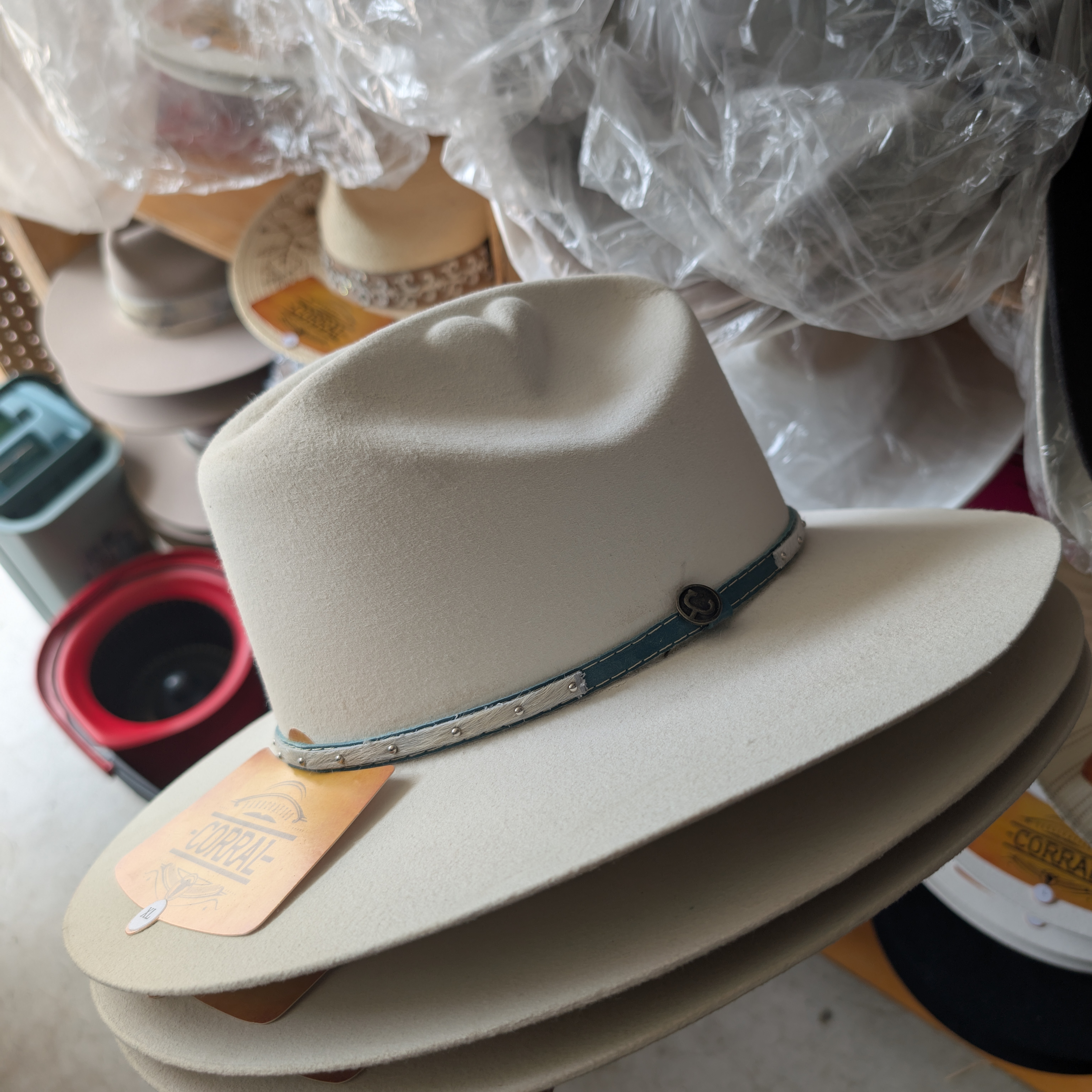 Corral Whit Hat With Blue Leather Band And Hair On Calf Strip